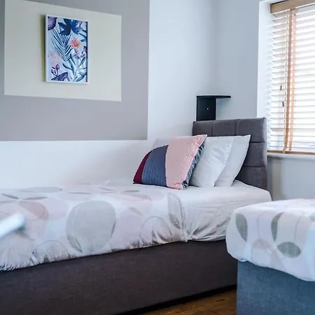 Feriehus The Eastern Hive - King Bed, 3x Parking, Coop Live & Etihad *