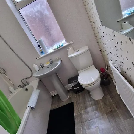 Cosy Double In Monton Village - Eccles Homestay