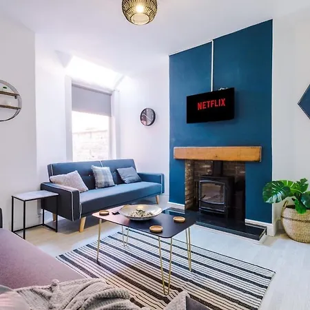 Hébergement de vacances Large 4 Bedroom With Free Parking Near Mediacityuk Manchester