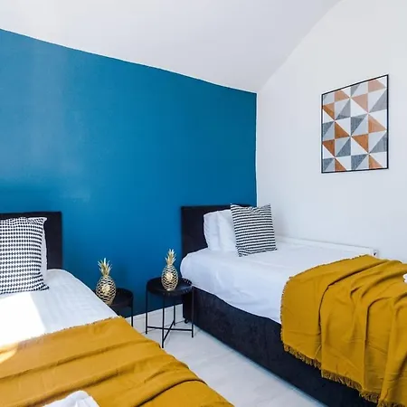 Large 4 Bedroom With Free Parking Near Mediacityuk