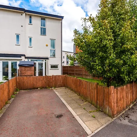 Townhouse 5mins To Centre And Etihad - Free Secure Parking Semesterbostad *