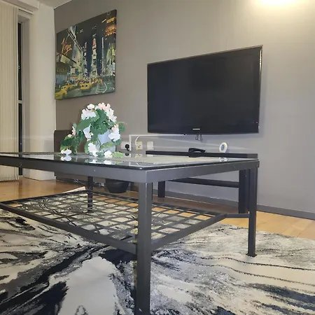 Luxury 2 Bed Apt On River, Wifi, Parking, Garden Apartment Manchester