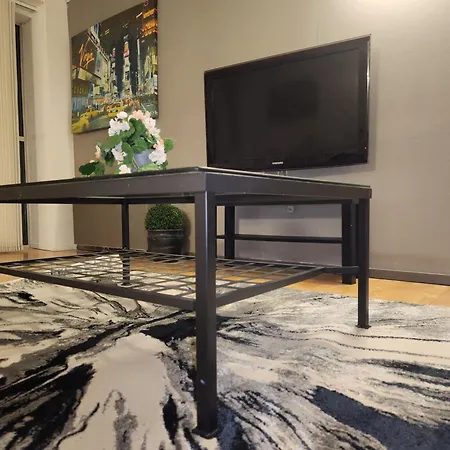 Luxury 2 Bed Apt On River, Wifi, Parking, Garden Apartment