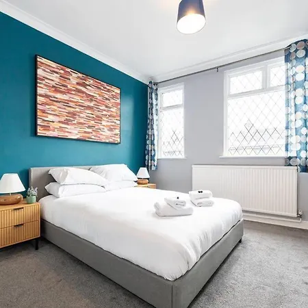 Spacious 2-bed With Garden *