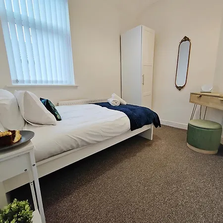 Modern 4 Bed House - Free Parking Semesterbostad *