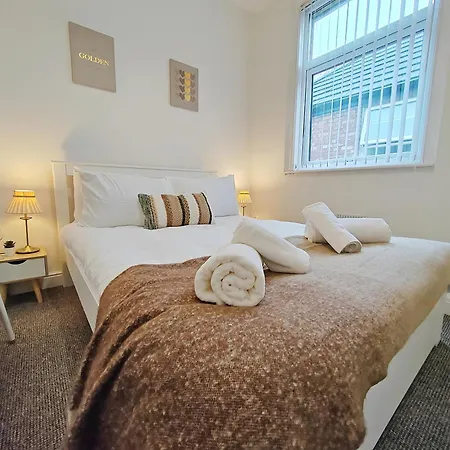 Modern 4 Bed House - Free Parking *