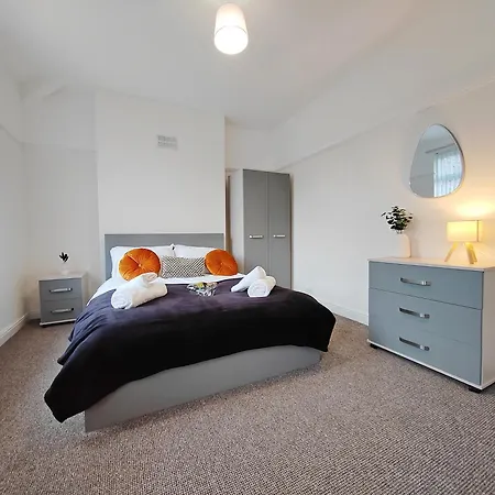 Modern 4 Bed House - Free Parking Semesterbostad *