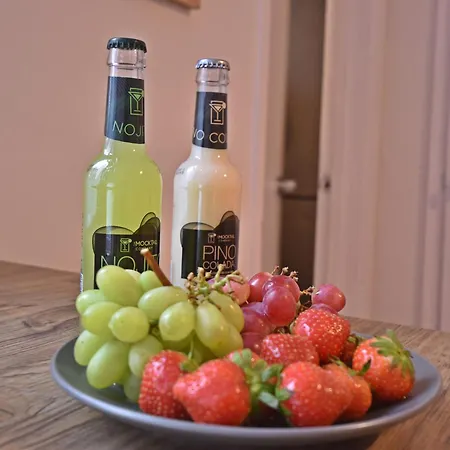 Modern 4 Bed House - Free Parking *