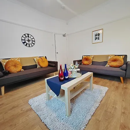 Semesterbostad Modern 4 Bed House - Free Parking *