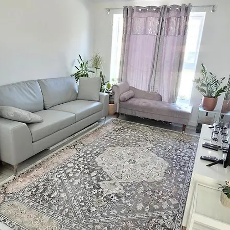 Spacious Double With Private Bathroom Проживание в семье