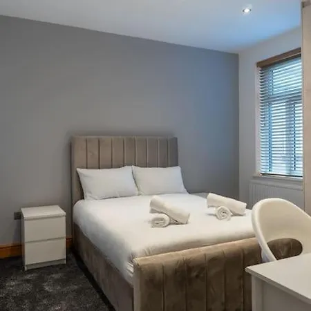 Luxury 4 Bedroom *
