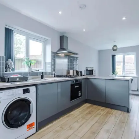 Charming 3-bed House Holiday home