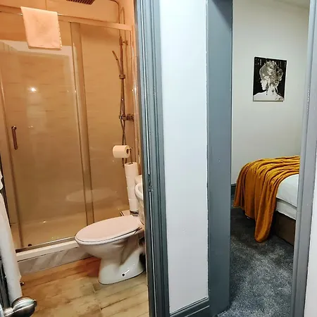 Large Victorian House 15 Minutes From Centre *