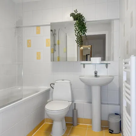 Cozy - 2 Beds, Sleeps 5, Free Parking! *