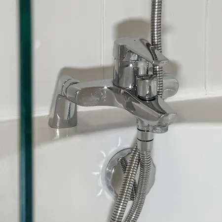 Cozy - 2 Beds, Sleeps 5, Free Parking!