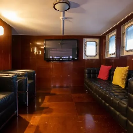 Stunning 130ft Classic Yacht 船上ホテル *