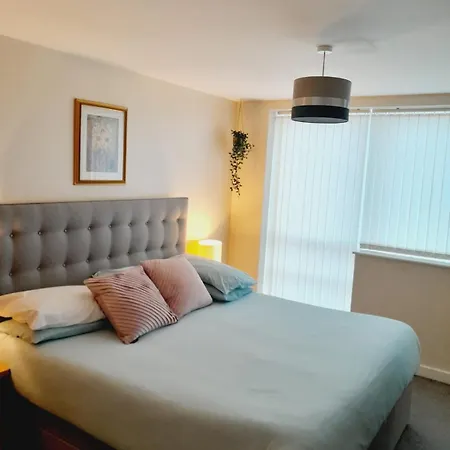 Modern 2 Bed, 2 Bath Near Etihad Stadium&coop Live Apartment *