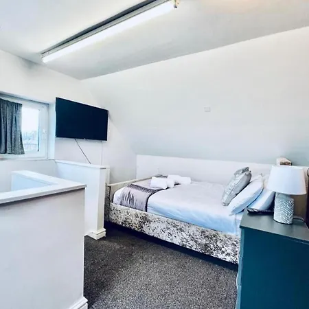 13 Guests - Free Parking - House بيت للعطل مانشستر