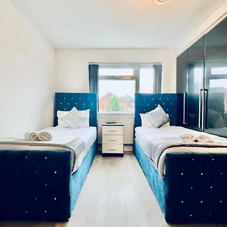 13 Guests - Free Parking - House