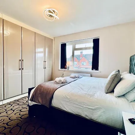 13 Guests - Free Parking - House Manchester