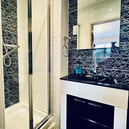 13 Guests - Free Parking - House بيت للعطل مانشستر