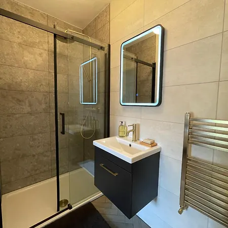 Serene Retreat Sleeps 6 With Garden Manchester