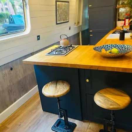 Апартаменты Bespoke Narrowboat