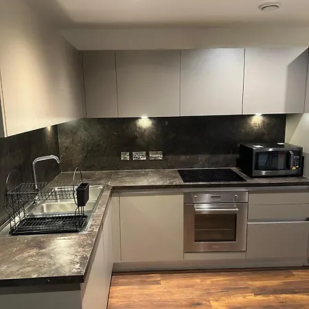 2 Bed Spacious Flat - Canal View Манчестер