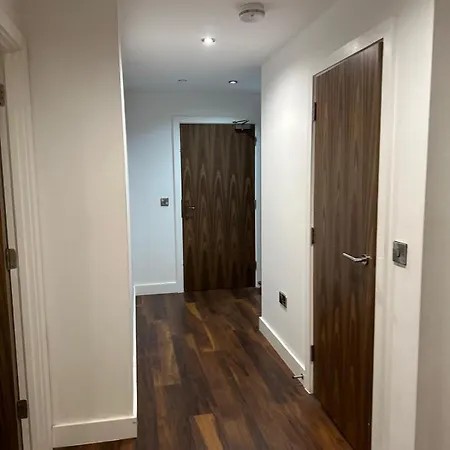 2 Bed Spacious Flat - Canal View
