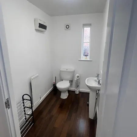 Апартаменты New Getaway House With 2 Free Parking Манчестер