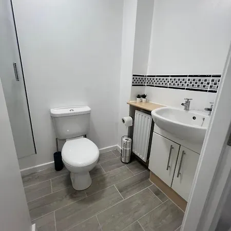 Апартаменты New Getaway House With 2 Free Parking Манчестер