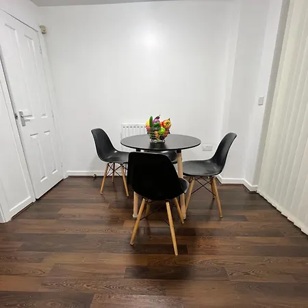 New Getaway House With 2 Free Parking