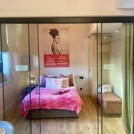 Pretty Pink Posh Penthouse Διαμέρισμα