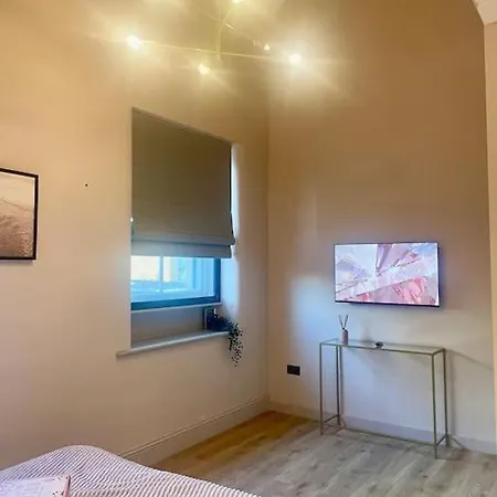 Pretty Pink Posh Penthouse Διαμέρισμα