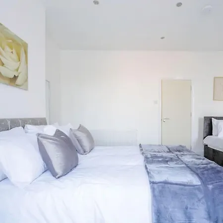 4 Bedroom House, Great Location! Дом отдыха Манчестер