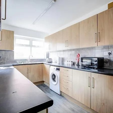 Дом отдыха 4 Bedroom House, Great Location!