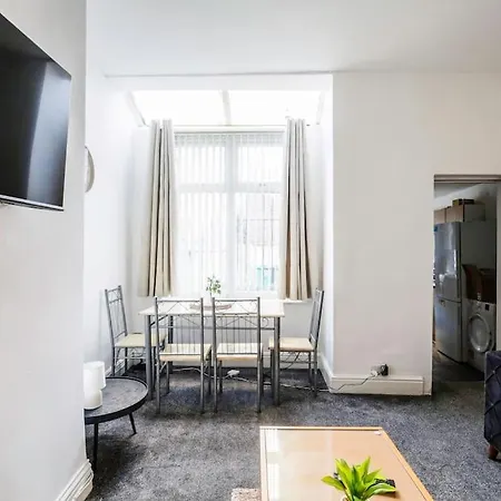 4 Bedroom House, Great Location! Дом отдыха *