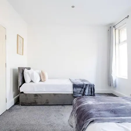 4 Bedroom House, Great Location! Дом отдыха *