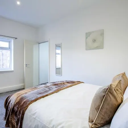 Дом отдыха 4 Bedroom House, Great Location! Манчестер