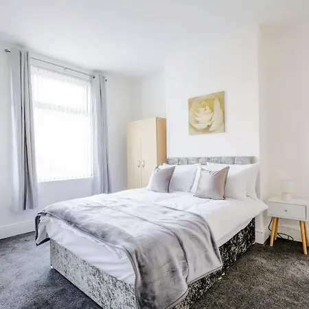 Дом отдыха 4 Bedroom House, Great Location! Манчестер