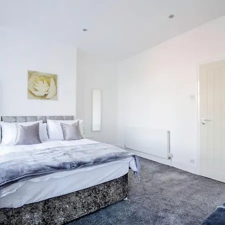 4 Bedroom House, Great Location! Дом отдыха Манчестер