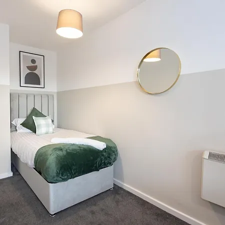 Apartment - Luxury Serviced Apartment, Close To Old Trafford, Centre, Media City, Etihad, Coop Live, Ao Arena, Salford Quays, Sleeps Up To 6, With Free Private Car Parking