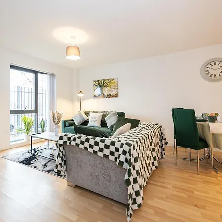 - Luxury Serviced Apartment, Close To Old Trafford, Centre, Media City, Etihad, Coop Live, Ao Arena, Salford Quays, Sleeps Up To 6, With Free Private Car Parking Apartment *