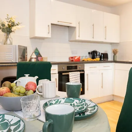 Apartment - Luxury Serviced Apartment, Close To Old Trafford, Centre, Media City, Etihad, Coop Live, Ao Arena, Salford Quays, Sleeps Up To 6, With Free Private Car Parking Manchester