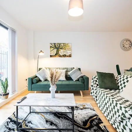 - Luxury Serviced Apartment, Close To Old Trafford, Centre, Media City, Etihad, Coop Live, Ao Arena, Salford Quays, Sleeps Up To 6, With Free Private Car Parking Manchester