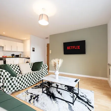 - Luxury Serviced Apartment, Close To Old Trafford, Centre, Media City, Etihad, Coop Live, Ao Arena, Salford Quays, Sleeps Up To 6, With Free Private Car Parking Apartment