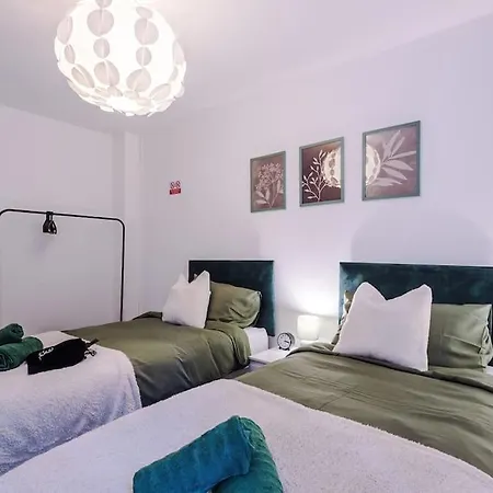 Spacious Deansgate Apartment, Free Park, Sleeps 8 *