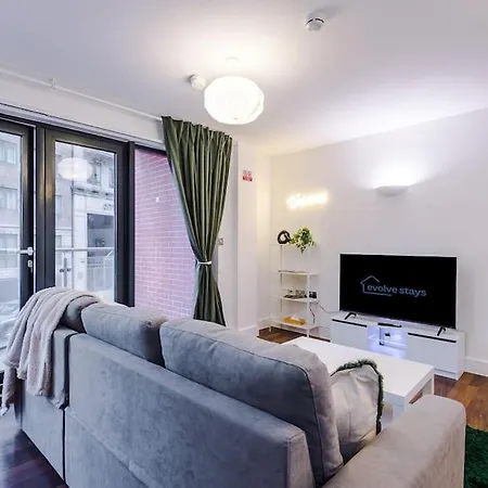 Spacious Deansgate Apartment, Free Park, Sleeps 8