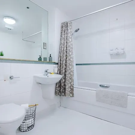 Lejlighed Spacious Deansgate Apartment, Free Park, Sleeps 8 *