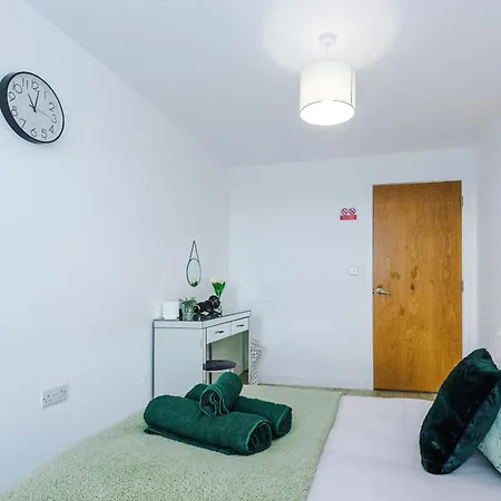 Stunning In Salford Quays, Dart Board, Balcony With Amazing Views, Sleeps 6 Manchester